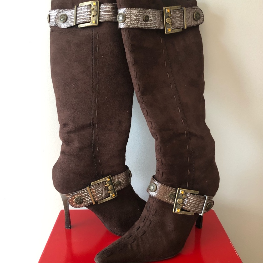 Boots. Very cool brown suede boots!